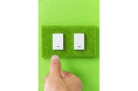 Imagen de dedo pulsando un interruptor. Medida clave para los edificios sostenibles.