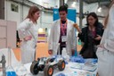 Estudiantes de Ingeniería Química enseñan cómo construir un coche químico y programar su parada sin utilizar reacciones de combustión en el taller Chem- E-Car