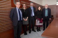 De izquierda a derecha, el rector de la UPC, Enric Fossas; la vicerectora de Transferencia de Conocimiento, Esther Real; Pere Girbau, director general de Girbau; Sònia Llorens, gerente del Centro de Diseño de Equiposs Industriales (CDEI) de la UPC, y Carlos Riba, director del CDEI y de la Cátedra Girbau Group.