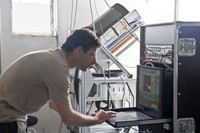 El profesor Michael Sicard, de la UPC, analitzando datos junto al sistema lidar para el sondeo vertical de la atmosfera