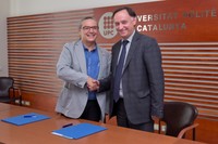 De izquierda a derecha: Enric Fossas, rector de la UPC, y Eduard Querol, presidente de ASPAPEL.