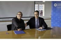 El rector de la UPC, Enric Fossas, y José Manuel Petisco, director general de Cisco Espanya, han firmado un convenio de colaboración.