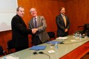 De izquierda a derecha: el director general de Syngenta Iberia, Sergio Dedominici; el rector de la  UPC, Antoni Giró, y el profesor Emilio Gil, después de la signatura del convenio para la creación de la Cátedra Syngenta-UPC.