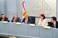 De izquierda a derecha: el presidente de la Asociación de Concesionarios de Mercabarna (Assocome), Joan Llonch; el rector de la UPC, Enric Fossas; el alcalde de Barcelona, Xavier Trias, la teniente de alcalde de Economía, Empresa y Empleo y presidenta de Mercabarna, Sònia Recasens y el director general de Mercabarna, Josep Tejedo.