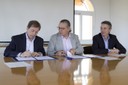 Francisco Guarner, presidente de la Fundación RESA Campus,  Enric Fossas, rector de la UPC, y Xavier Cañavate, vicerrector de Ordenación Académica