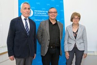 Joan Gallostra Pedemonte, presidente del Grupo JG; Enric Fossas, rector de la UPC y Dolors Calvet, directora de la Càtedra JG, en el momento de la renovación (de izquierda a derecha).