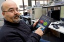 El investigador de la UPC, Miguel Ángel García, con una 'tablet' haciendo pruebas para avanzar en el desarrollo de la aplicación. 