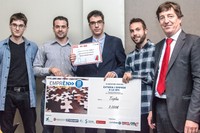 El equipo de Triplan, ganador del primer premio del Concurso Emprèn UPC-YUZZ, junto con el representante del concurso nacional de emprendimiento YUZZ.