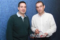 De izquierda a derecha, los investigadores de la UPC Miquel Àngel Mañanas y Joan José Ramos, con el dispositivo que han diseñado. 