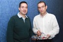 De izquierda a derecha, los investigadores de la UPC Miquel Àngel Mañanas y Joan José Ramos, con el dispositivo que han diseñado. 