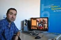 El investigador de la UPC Genís Cardona, ante una pantalla de ordenador con el videojuego 'The Age of Empires'