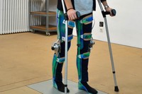 Pruebas de movilidad en les dos piernas con el exoesqueleto ABLE, en el laboratorio del grupo de investigación BIOMEC